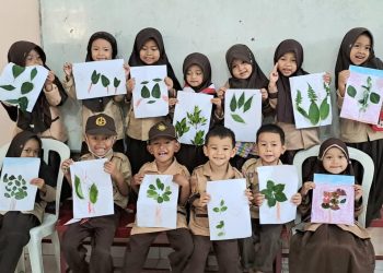Siswa PaudQ Baitussalam Cisaat Membuat Kolase Daun