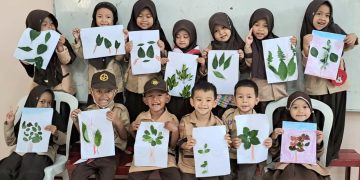Siswa PaudQ Baitussalam Cisaat Membuat Kolase Daun