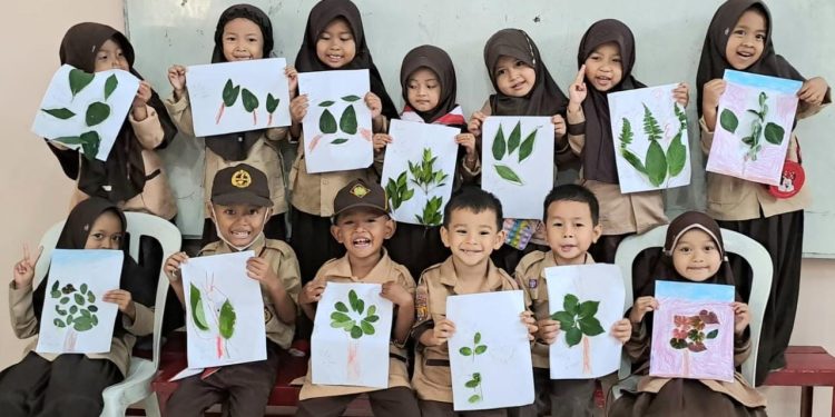 Siswa PaudQ Baitussalam Cisaat Membuat Kolase Daun