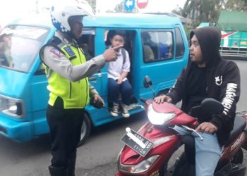 Polisi Berikan Himbauan dan Tegur Pengendara Tak Pakai Helm