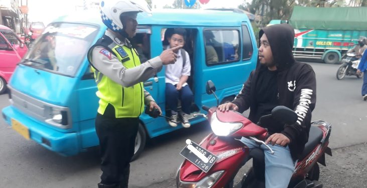 Polisi Berikan Himbauan dan Tegur Pengendara Tak Pakai Helm