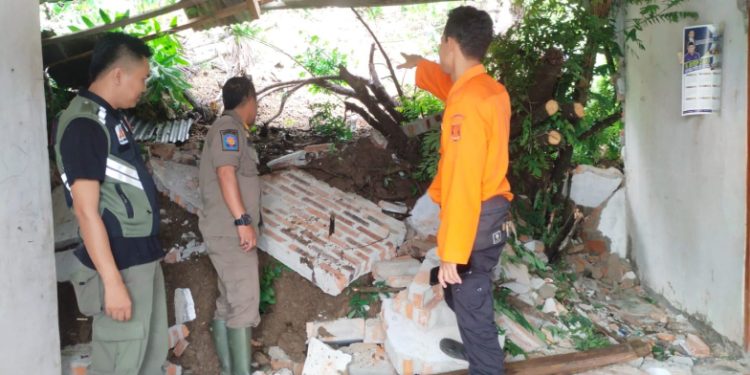 Rumah Tertimpa Longsor, Satu KK di Kecamatan Simpenan Diungsikan