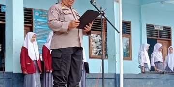 Panit Binmas Polsek Cisaat jadi Pembina Upacara Hari Senin di SMK Darussalam Cisaat