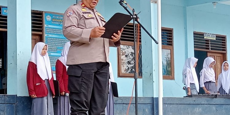 Panit Binmas Polsek Cisaat jadi Pembina Upacara Hari Senin di SMK Darussalam Cisaat