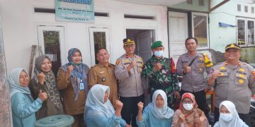 Kapolsek  Cisaat Monitoring Pelayanan  Posyandu dan Berikan Bantuan Makanan Tambahan untuk Balita