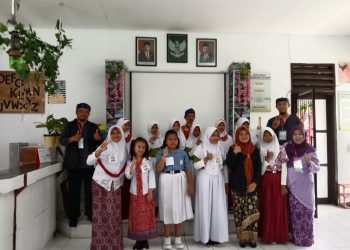 Tazkia Aulia, siswi MI Baitussalam berada sebelah kanan, Selasa (21/2/2023) Foto : Istimewa