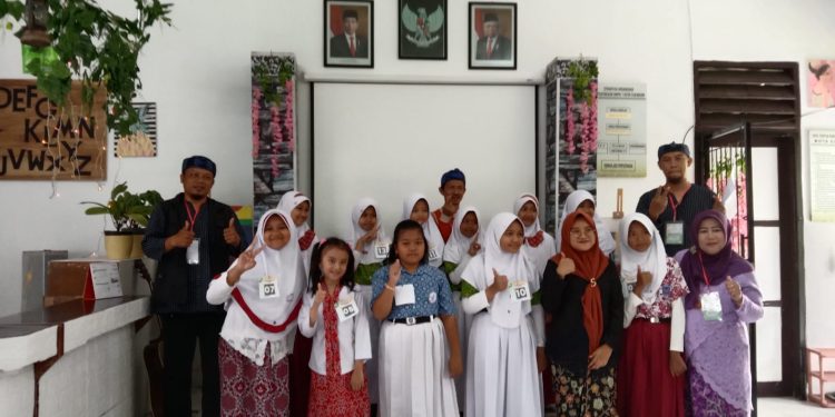 Tazkia Aulia, siswi MI Baitussalam berada sebelah kanan, Selasa (21/2/2023) Foto : Istimewa