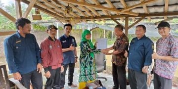 Kadiskan Sukabumi Serahkan Sertifikat CBIB Kepada Pelaku Usaha Budidaya Ikan Skala Mikro dan Kecil
