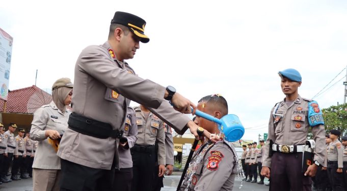 Tradisi Siraman Bintara Remaja Polri di Polres Sukabumi Kota