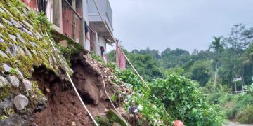 Longsor Ancam Rumah di Desa Bojongkokosan Parungkuda