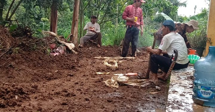 Bangunan Sekolah MI Nurul Muhlisin di Kecamatan Kabandungan Tertimpa Longsor