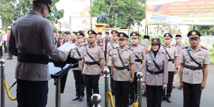 Enam Pejabat Polres Sukabumi Kota Diambil Sumpah Jabatan