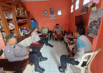 Jum’at Peduli, Kapolsek Cisaat Menjenguk Personil yang Sakit