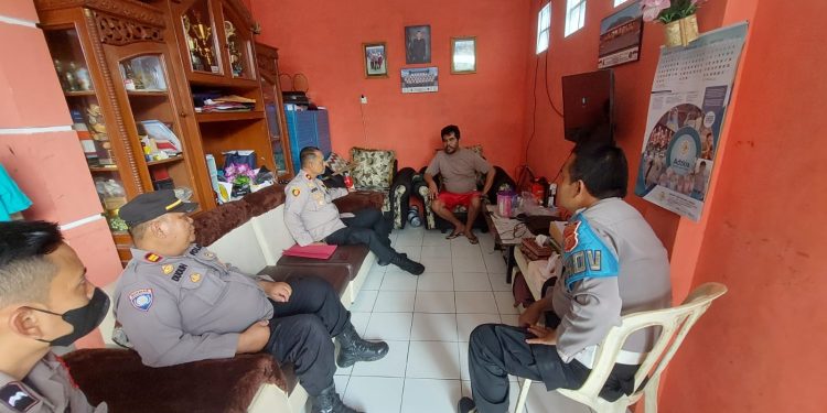 Jum’at Peduli, Kapolsek Cisaat Menjenguk Personil yang Sakit