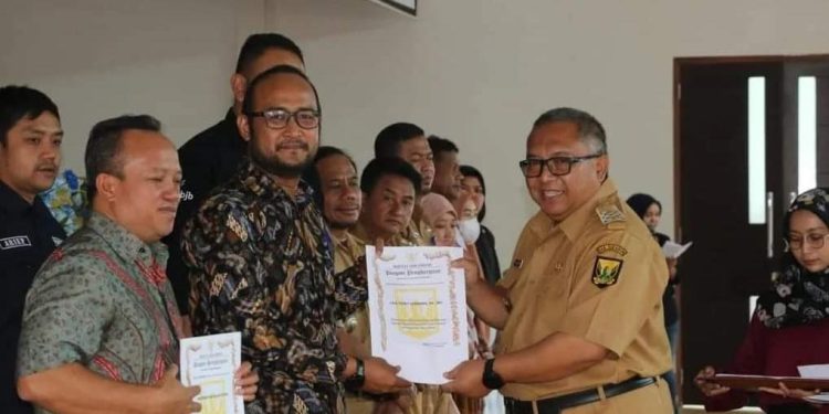 Bupati Bagikan Ratusan Beasiswa di Universitas Nusa Putra