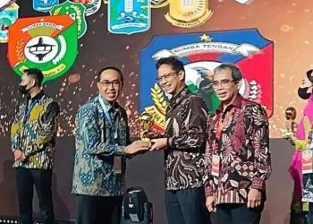 Sekda Terima Penghargaan UHC Award 2023 dari Kementerian PMK RI