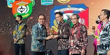 Sekda Terima Penghargaan UHC Award 2023 dari Kementerian PMK RI