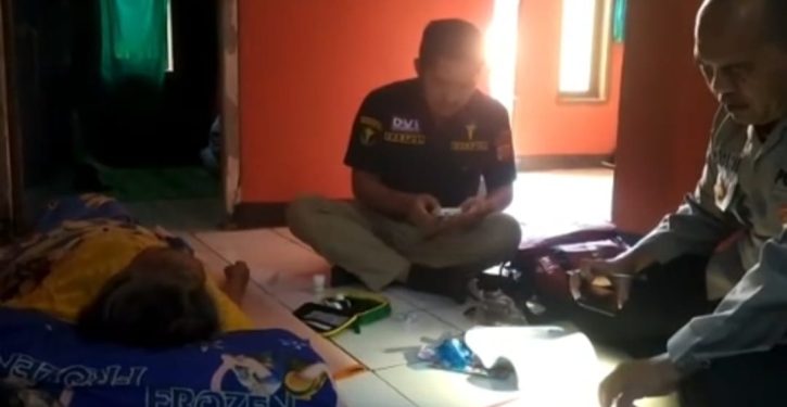 Pelayanan Kesehatan, Tim Dokkes Polres Sukabumi Kunjungi Lansia Warga Simpenan