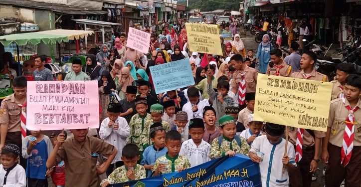 Ratusan Warga Gelar Pawai Tarhib Ramadhan di Kecamatan Warungkiara Sukabumi