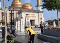 Sambut Bulan Suci Ramadhan, Sejumlah Polisi Bersihkan Masjid Agung Kota Sukabumi
