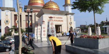 Sambut Bulan Suci Ramadhan, Sejumlah Polisi Bersihkan Masjid Agung Kota Sukabumi