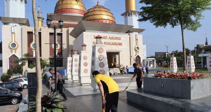 Sambut Bulan Suci Ramadhan, Sejumlah Polisi Bersihkan Masjid Agung Kota Sukabumi