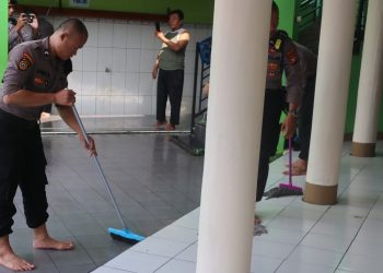 Baksos Religi, Anggota Polsek dan Polres Sukabumi Bersihkan Masjid Jelang Ramadhan