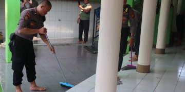 Baksos Religi, Anggota Polsek dan Polres Sukabumi Bersihkan Masjid Jelang Ramadhan