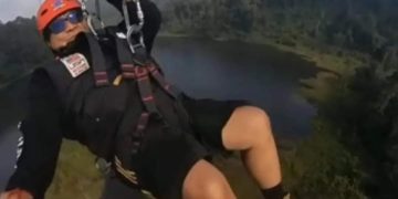 Bupati Sukabumi Jajal Sensasi Flying Fox di Atas Danau Situ Gunung