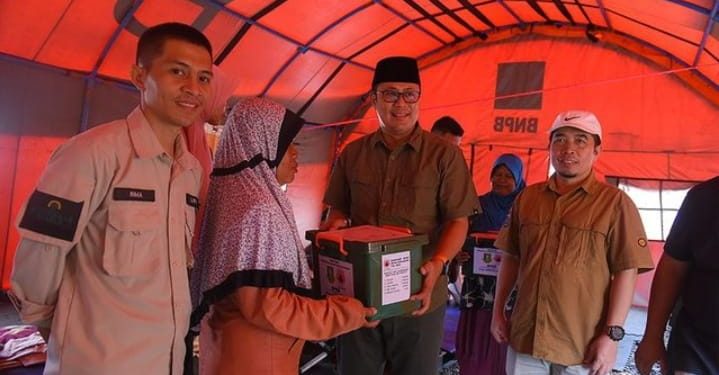 Wali Kota Sukabumi Berikan Bantuan Korban Kebakaran di Lembursitu