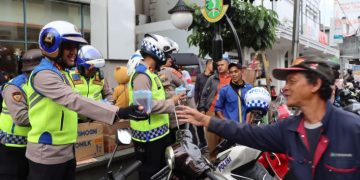 Kapolres Sukabumi Kota Bagikan Takjil Jelang Buka Puasa