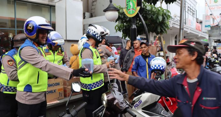 Kapolres Sukabumi Kota Bagikan Takjil Jelang Buka Puasa