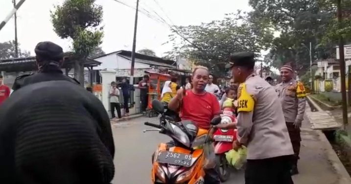 Berkah Ramadan, Polsek Nagrak Bagi-bagi Takjil Gratis untuk Masyarakat Nagrak