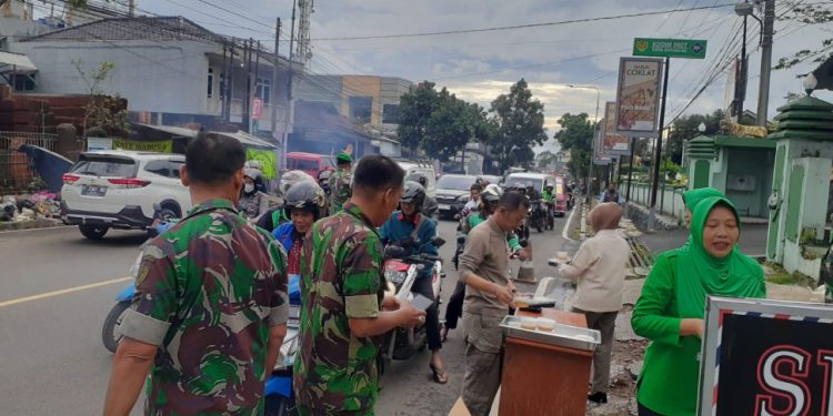 Berkah Ramadan, Kodim 0607 Kota Sukabumi Bagi-bagi Takjil