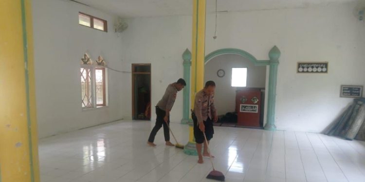 Hikmah Ramadan, Polsek Gegerbitung Gelar Jumat Bersih di Masjid At-Taqwa