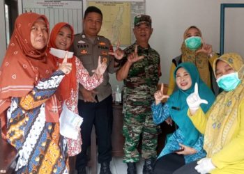 Kompak, Bhabinkamtibmas Polsek Cisaat dan Babinsa Koramil Cisaat dampingi Kegiatan Imunisasi Polio