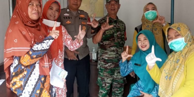 Kompak, Bhabinkamtibmas Polsek Cisaat dan Babinsa Koramil Cisaat dampingi Kegiatan Imunisasi Polio