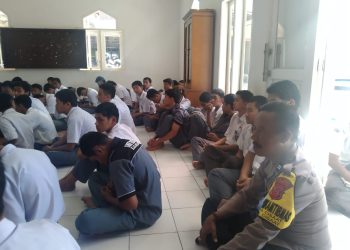 Bhabinkamtibmas Polsek Cisaat Laksanakan Pembinaan Kegiatan Pesantren Kilat di SMK Teknika Cisaat