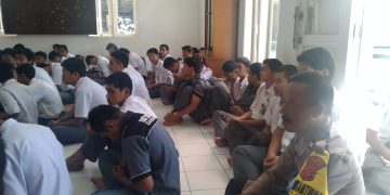 Bhabinkamtibmas Polsek Cisaat Laksanakan Pembinaan Kegiatan Pesantren Kilat di SMK Teknika Cisaat