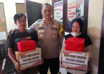 Jumat Berkah Ramadhan, Polsek Cisaat Berikan Bantuan Sembako Kepada PHL Polsek