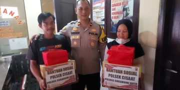 Jumat Berkah Ramadhan, Polsek Cisaat Berikan Bantuan Sembako Kepada PHL Polsek