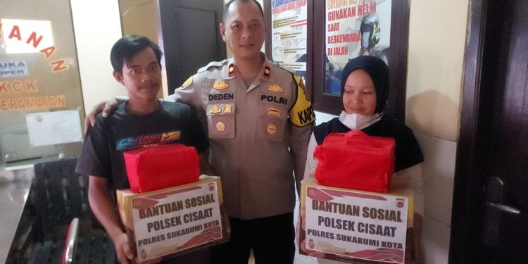 Jumat Berkah Ramadhan, Polsek Cisaat Berikan Bantuan Sembako Kepada PHL Polsek