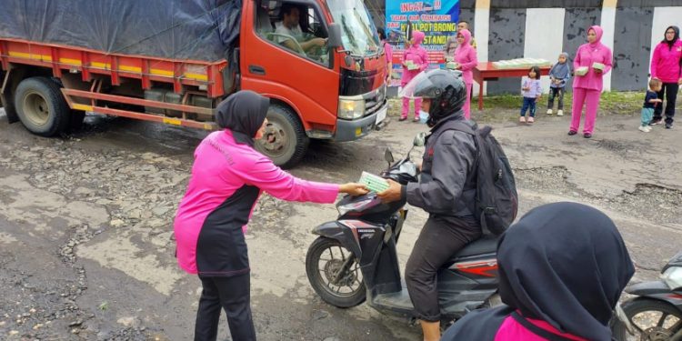 Berkah Ramadan, Polsek dan Ranting Bhayangkari Jampangtengah Berbagi Takjil