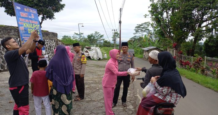 Berkah Ramadan, Ibu Bhayangkari Polsek Cidahu Berbagi Takjil