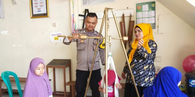 Polisi Berperan Aktif dalam Kegiatan PIN Polio di Kelurahan Cibadak