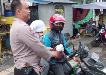 Polsek Cisaat Berbagi Takjil sebelum Buka Puasa 
