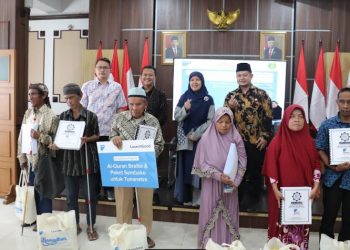 Penyandang Tuna Netra Terima Bantuan Al-Quran Braile