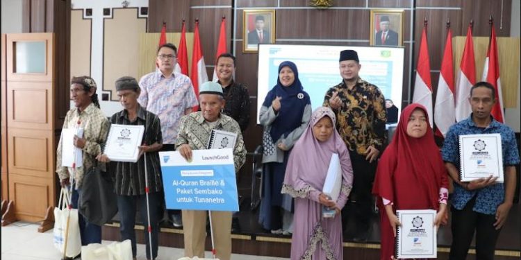 Penyandang Tuna Netra Terima Bantuan Al-Quran Braile