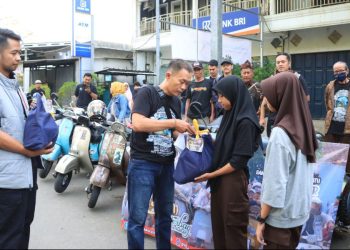 Melalui Kapolres Sukabumi, Komunitas Vespa Bagikan Takjil dan Santunan Anak Yatim