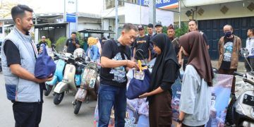Melalui Kapolres Sukabumi, Komunitas Vespa Bagikan Takjil dan Santunan Anak Yatim